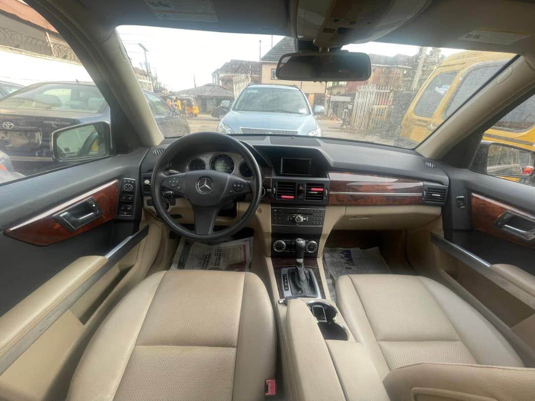 A picture of FOREIGN USED 2010 MERCEDES BENZ GLK350