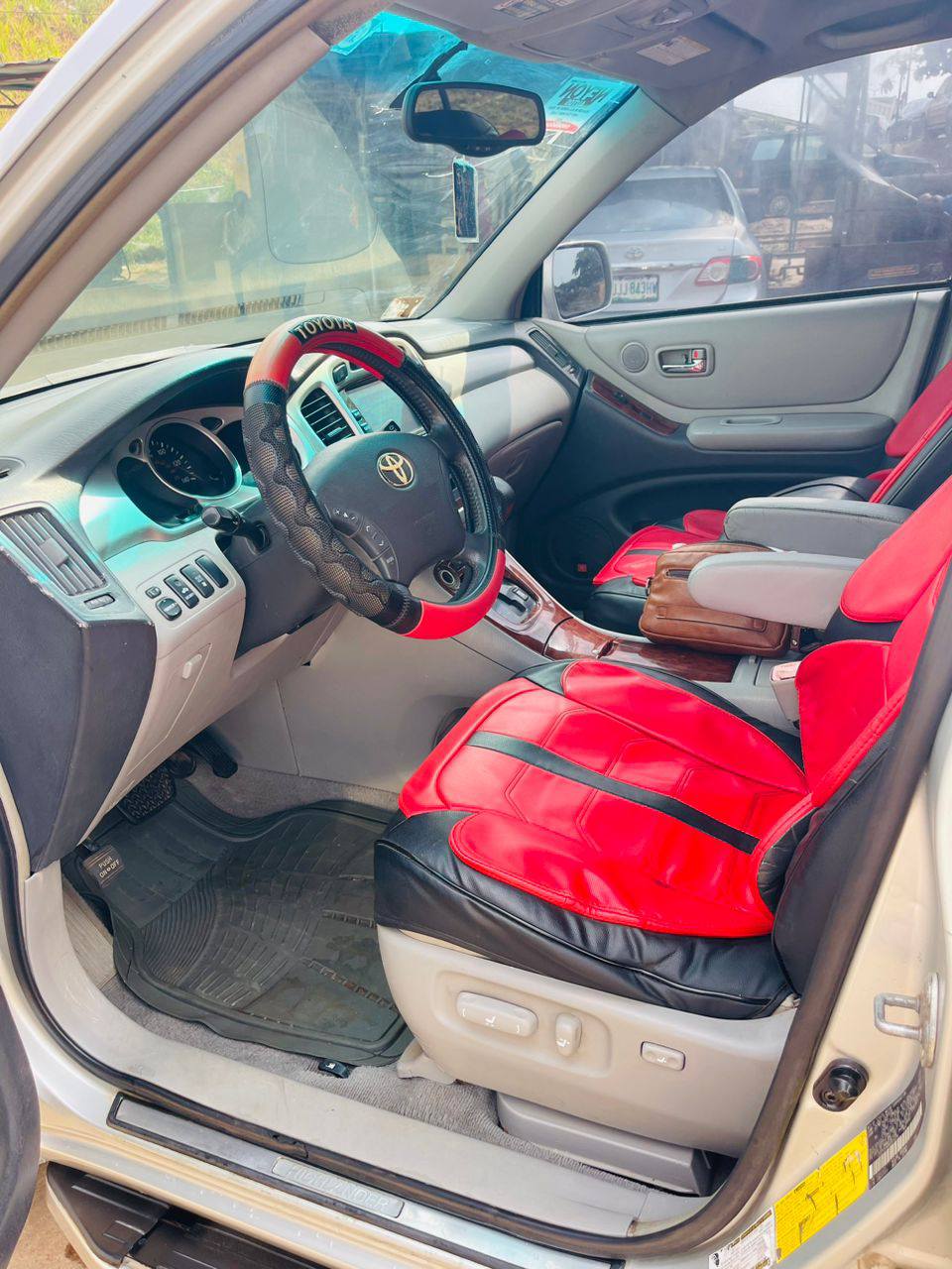 A picture of Barely used tokunbo standard 2005 Toyota highlander with untampered and