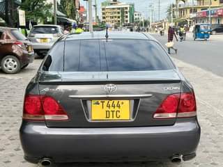 A picture of TOYOTA CROWN