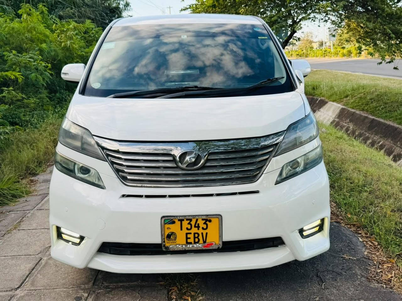 A picture of Toyota velfire Model 2008 Cc 2360 Odo 54 000Kms New
