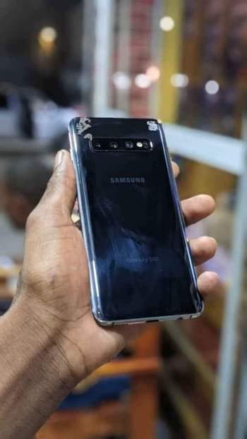 A picture of SAMSUNG GALAXY S10 PLAIN