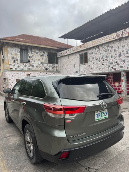 A picture of RELOCATION SALES Toyota Highlander 2015