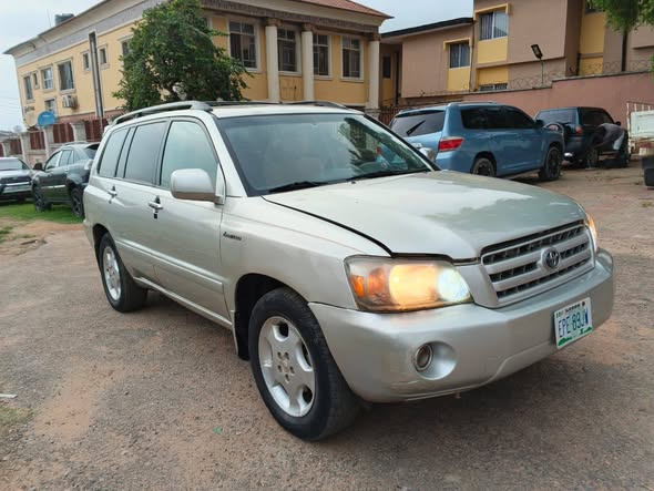 A picture of 2005 TOYOTA HIGHLANDER 3ROW FOR SALE