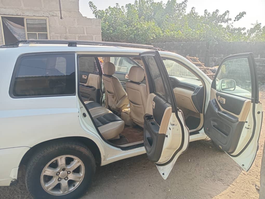 A picture of Toyota Highlander 03 04 model buy an drive price 4m