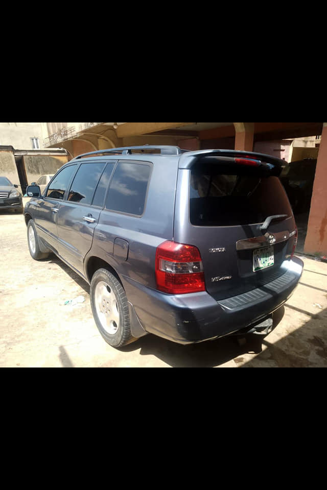 A picture of A Year Used First Body Limited 2006 Toyota Highlander with