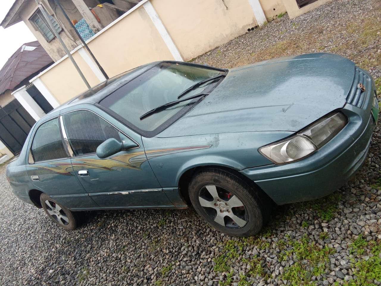 A picture of Toyota camry 2000 V6
