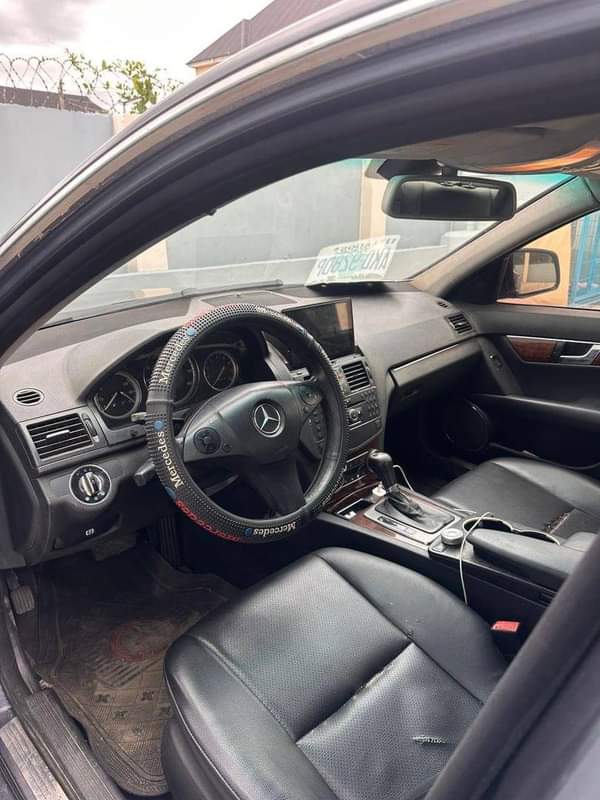 A picture of Car Has No Engine 2010 C300 Benz First Body Price