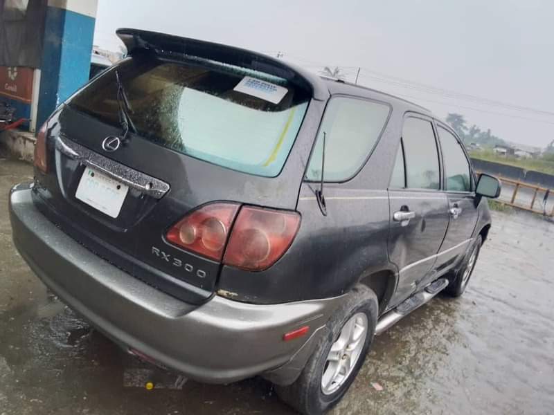 A picture of Morning market Sharp lexus Rx 300 Engine sound Gear working