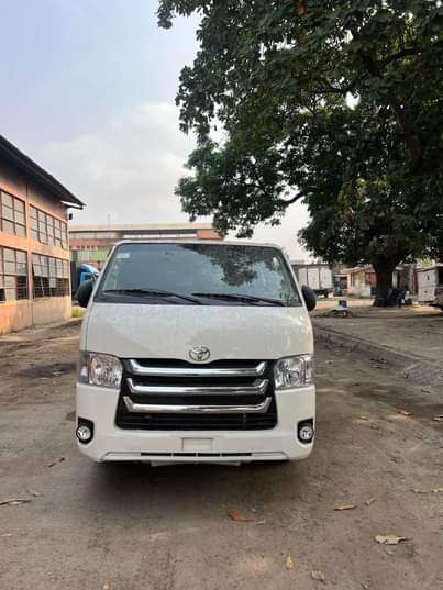 A picture of 2012 Foreign Used Hummer Hiace