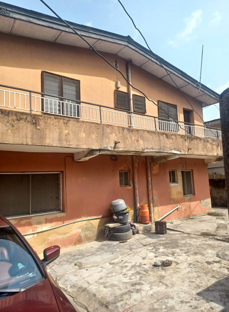 A picture of 4 units of 3 bedrooms flats