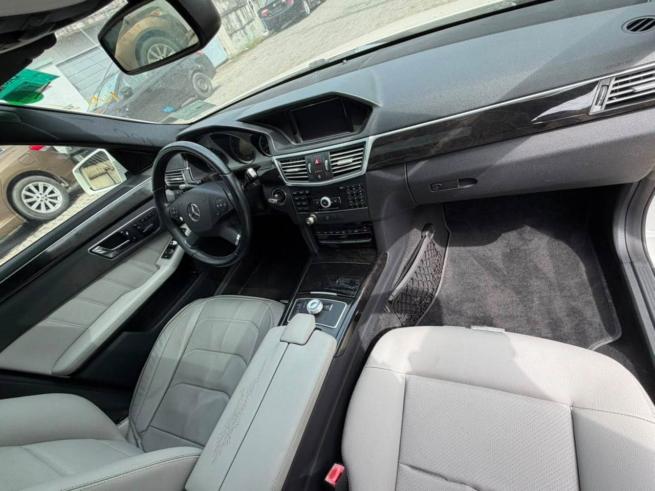 A picture of E350 Mercedes Benz