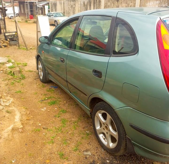 A picture of Nissan Tino