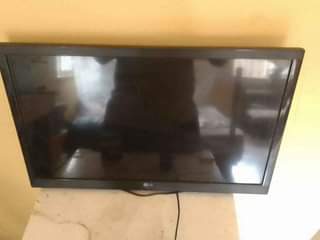 A picture of TV and generator set Firman 1.5kva 