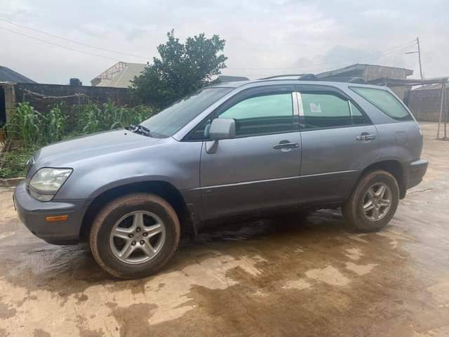 A picture of 2001 Lexus 350