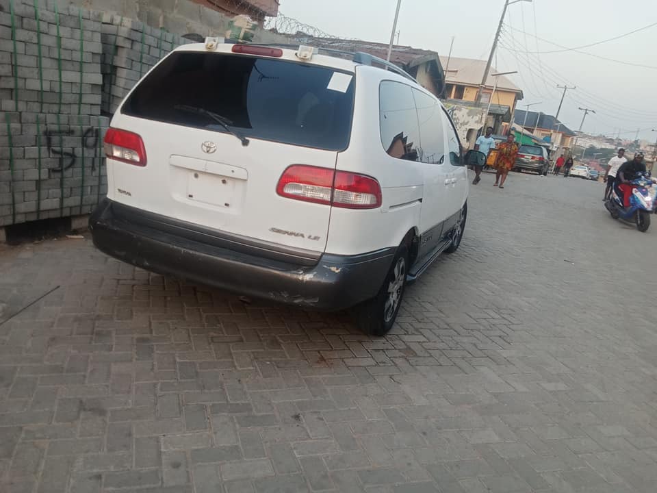 A picture of 2002 Toyota Sienna