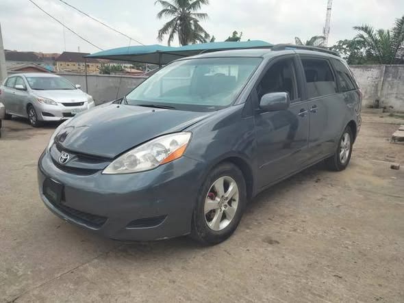 A picture of 09 Toyota sienna