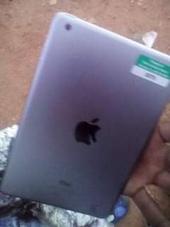 A picture of Apple iPad on sell but uses WiFi and modem