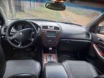A picture of 3 seaters 2005 Acura mdx with silent untouched engine and