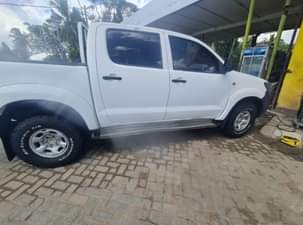 A picture of Toyota Hilux vigo nzuri sana Bei 38M tu Namba CBJ
