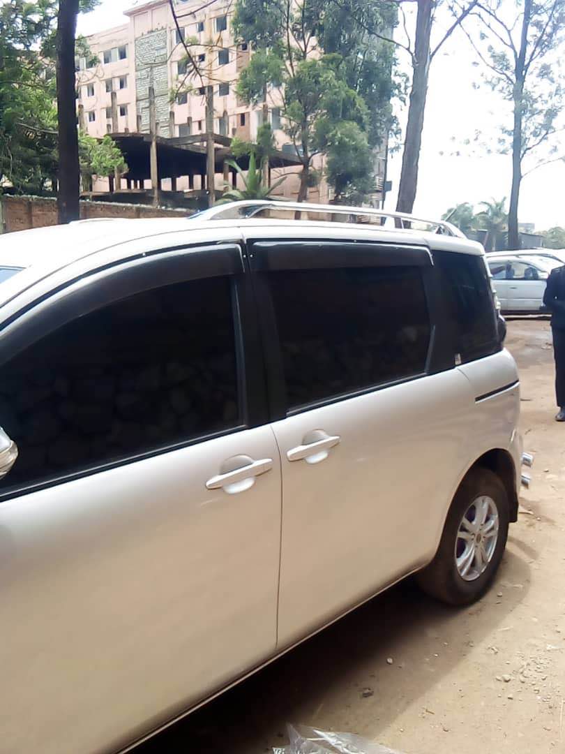 A picture of 2005 Toyota sienta