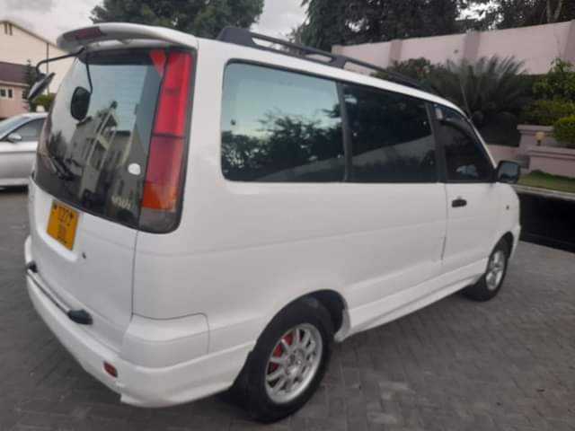 A picture of TOYOTA NOAH SR40 2WL FULLAC HAINA TATIZO LOLOTE SASAIV POPOTE