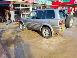 A picture of Toyota Rav 4.