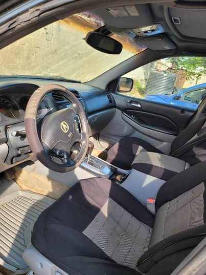 A picture of Acura mdx 2005 model
