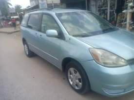 A picture of 2005 Toyota Sienna Le 6dr hatchback