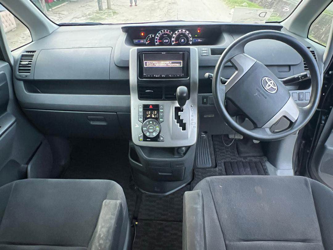 A picture of TOYOTA NOAH CHASES