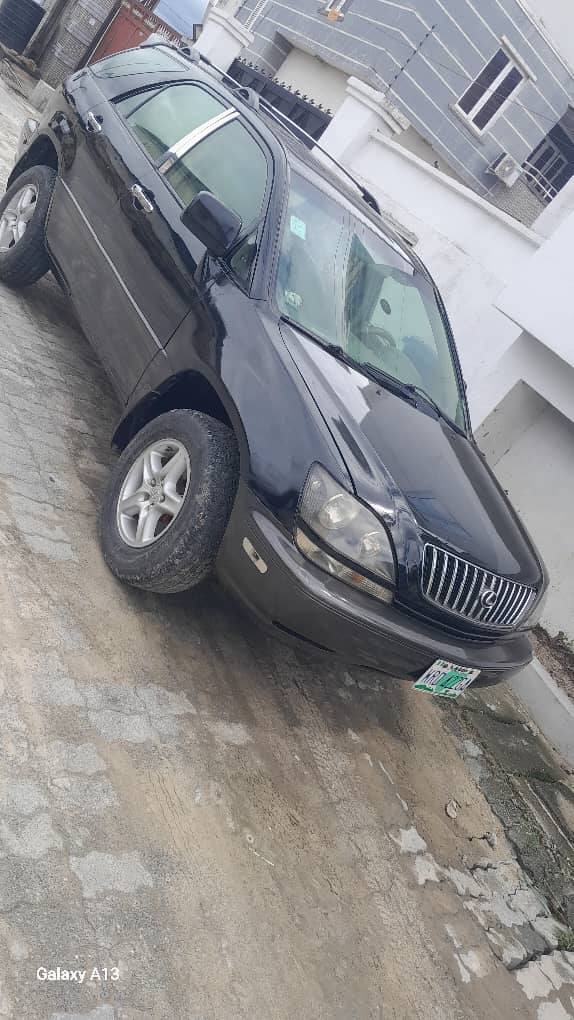 A picture of Neatly used Lexus RX300 in a pristine condition