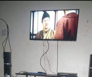 A picture of A 32 frameless TV with inbuilt decoder together with Atenner
