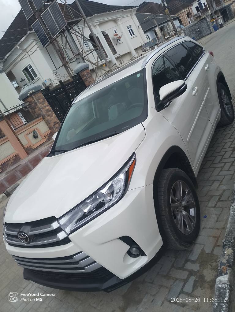 A picture of 2016 Toyota Highlander XLE tokumbo on distress sale Price 24m