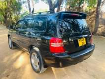 A picture of 2004 toyota kluger
