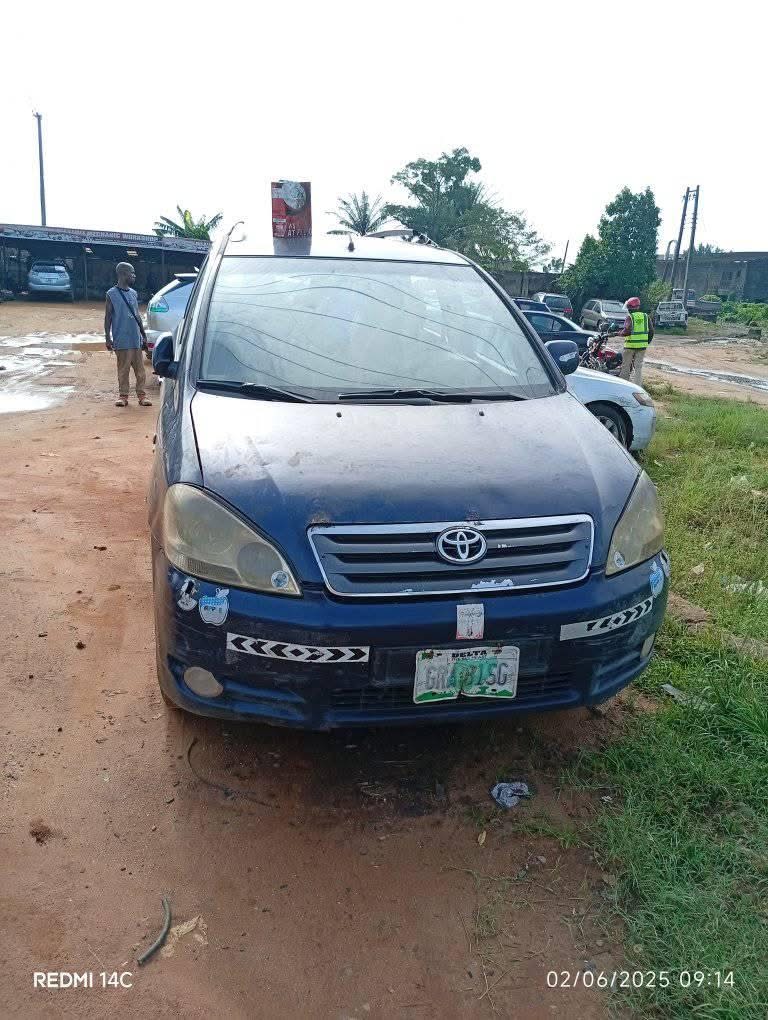 A picture of 2001 Toyota avensis