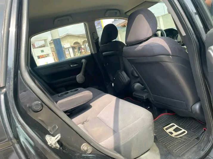 A picture of Honda Crv 2009 model first body very neat in and