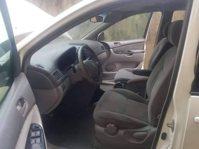 A picture of Sienna 2005 for sale just 1 year used Everything working