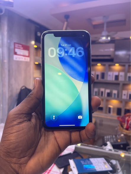 A picture of iPhone 11 Plain 64GB Price 335 000 K koo infinix
