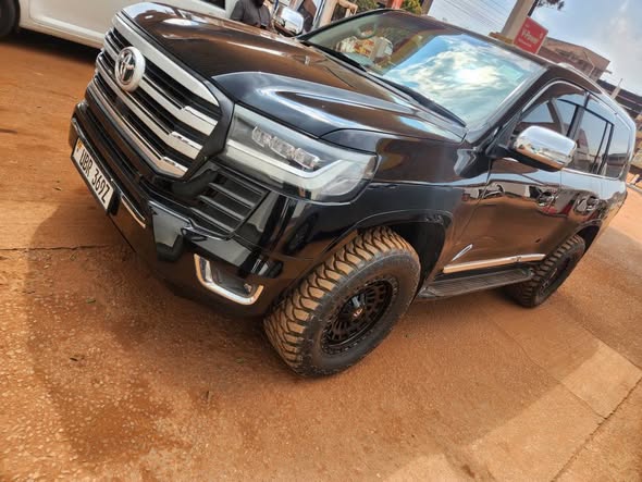 A picture of Land cruiser v8 on sale