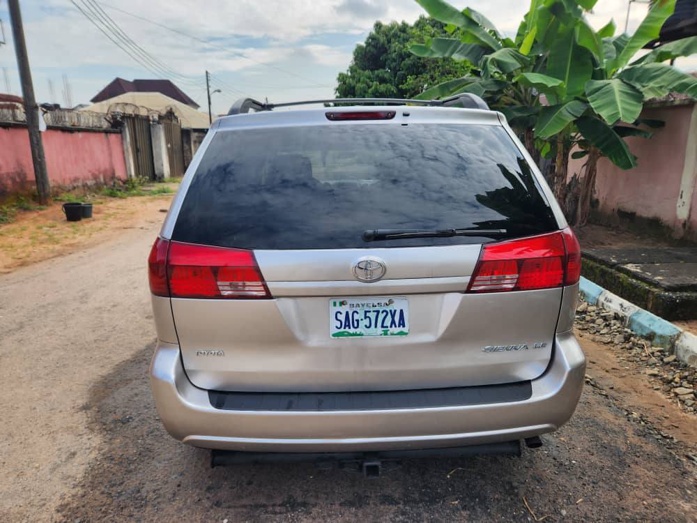 A picture of Toyota Sienna 2005 model