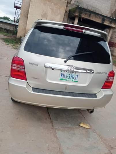 A picture of Super sharp Toyota Highlander 2004 model with UNTEMPERED ENGINE AND