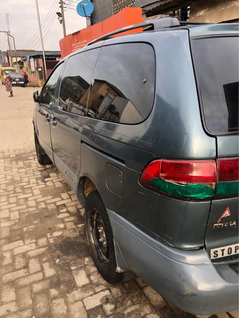 A picture of Toyota Sienna 2003