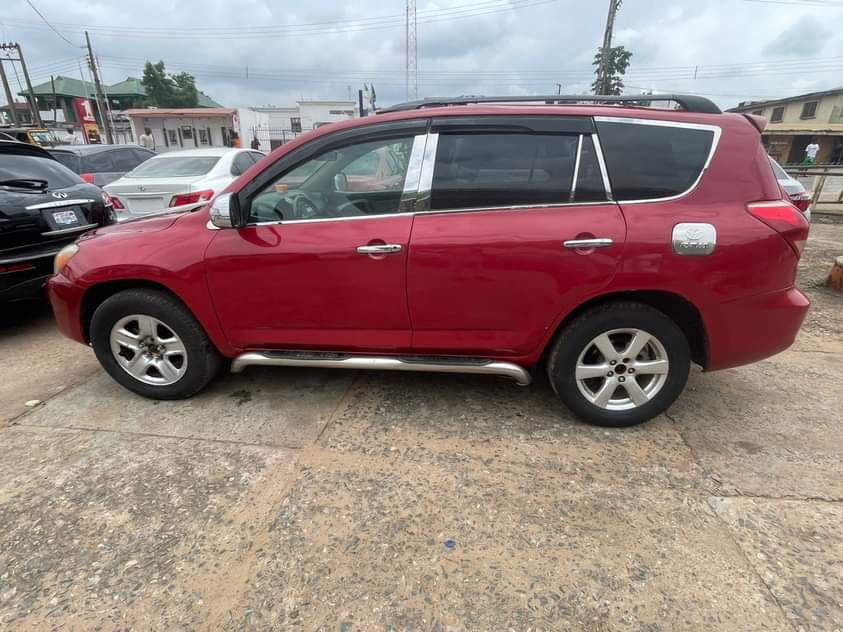 A picture of Toyota RAV4 2008