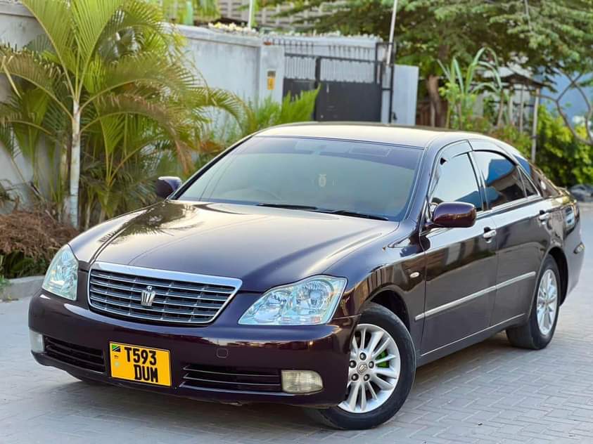 A picture of TOYOTA CROWN ROYAL PRICE 11.8 M