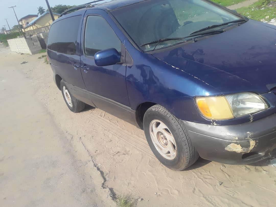 A picture of Used 2001 Toyota Sienna