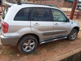 A picture of Rav4 with good engine and gear clean in and out