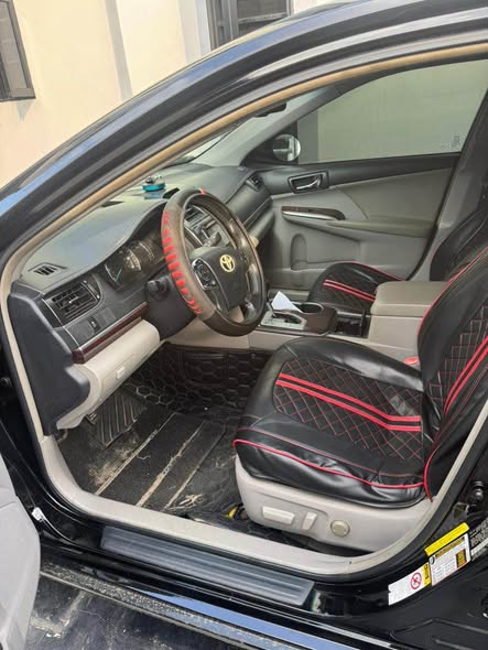 A picture of Toyota Camry 2014 XLE four plugs keyless first user distress