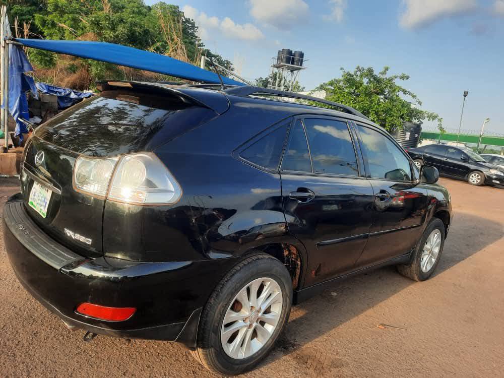 A picture of Lexus RX 330