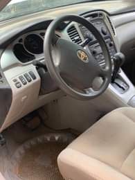 A picture of Distress Toyota highlander 2005 3 rows Pure first body Engine