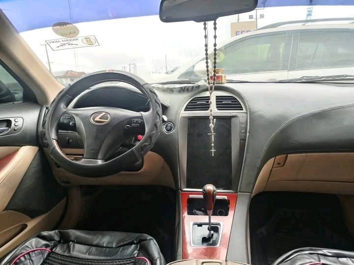A picture of Lexus 350 car
