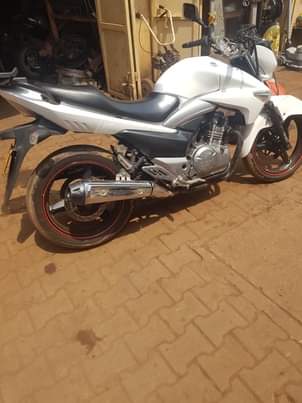 A picture of Suzuki motorcycle 400cc